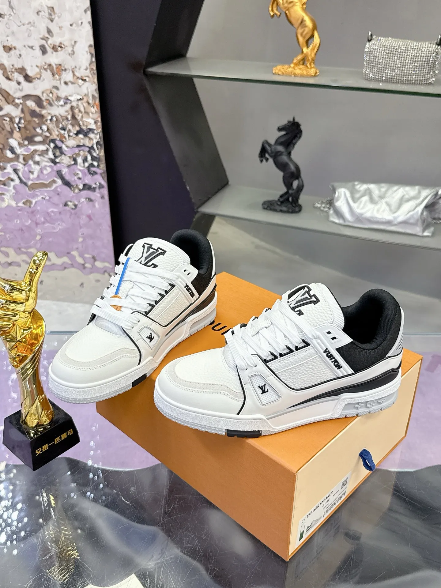 Factory price: 760💰 (latest color) This LV Trainer sneaker is made of grained cow leather, and uses vibrant colors to pay tribute to Virgil Abloh’s original classic inspired by retro basketball shoes. The upper is embellished with rubber LV letters and Vuitton logo, and the outsole is decorated with Monogram flowers. Exquisite packaging at the delivery counter🛍📦 ▪️Fabrics: Original customized first-layer cowhide ▪️Inner lining: Original customized breathable mesh lining ▪️Outsole: Original molded two-color TPU combination outsole ▪️Sole thickness: 3CM ▪️Size: Women's 35-40 Men's 38-46